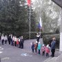 Торжественная линейка, посвящённая, поднятию флага РФ