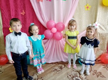 « Мы для милой мамочки, и спляшем и споем»