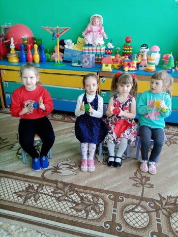 Шарик в руки мы возьмем.
