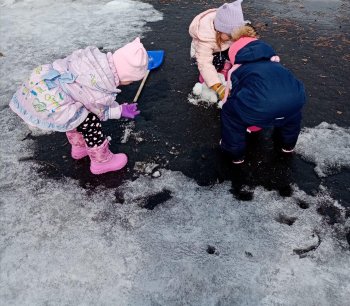 Тихо падает снежок, То зима пришла, дружок! Мы игр